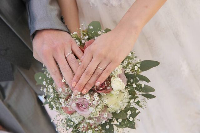 挙式時に撮影した結婚指輪の写真です