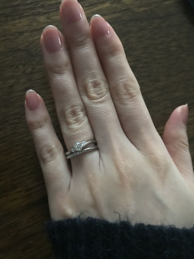 女性
上-婚約指輪
下-結婚指輪