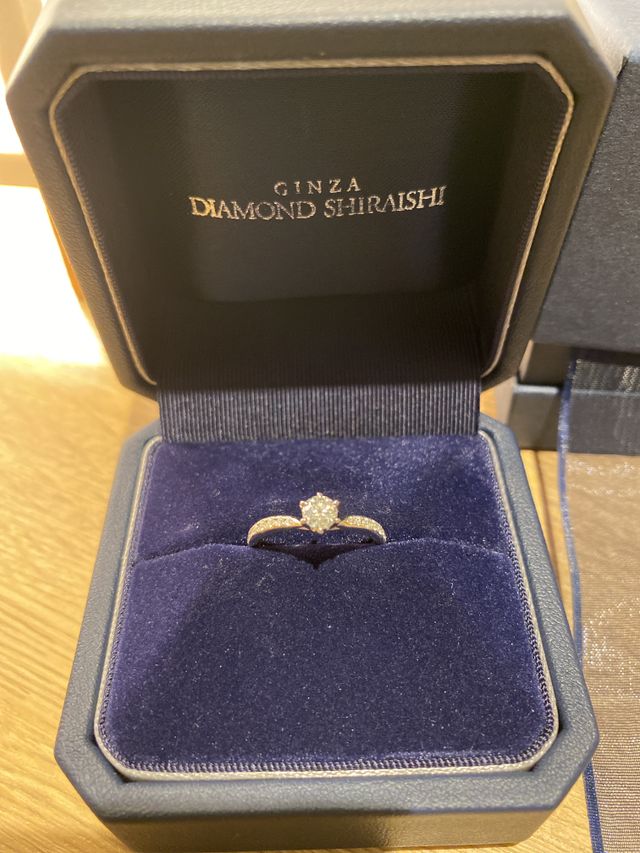 リングにもダイヤが入っているので、豪華に煌びやかな印象です。