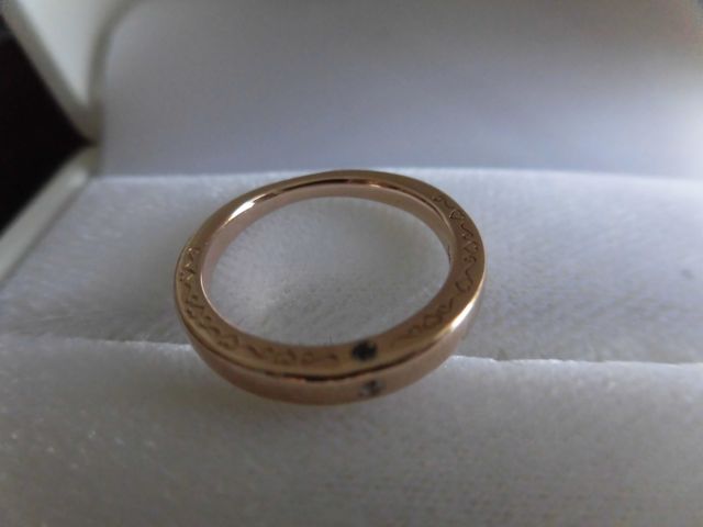 石は全部で３つついています。ハート型の彫り物があります。