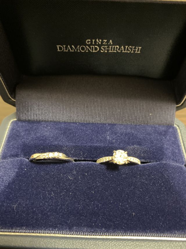 右婚約指輪のDiana-D
左結婚指輪のIluminity