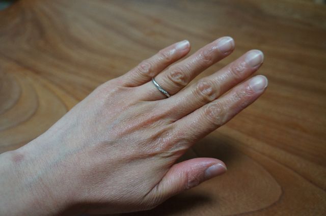 私の手は汚いですがデザインが美しく誰の指にも似合います。