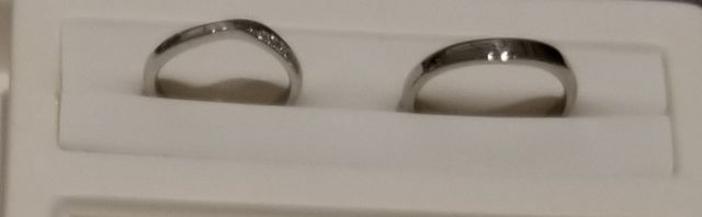 ウェーブでダイアモンドつきの結婚指輪を探しておりました。