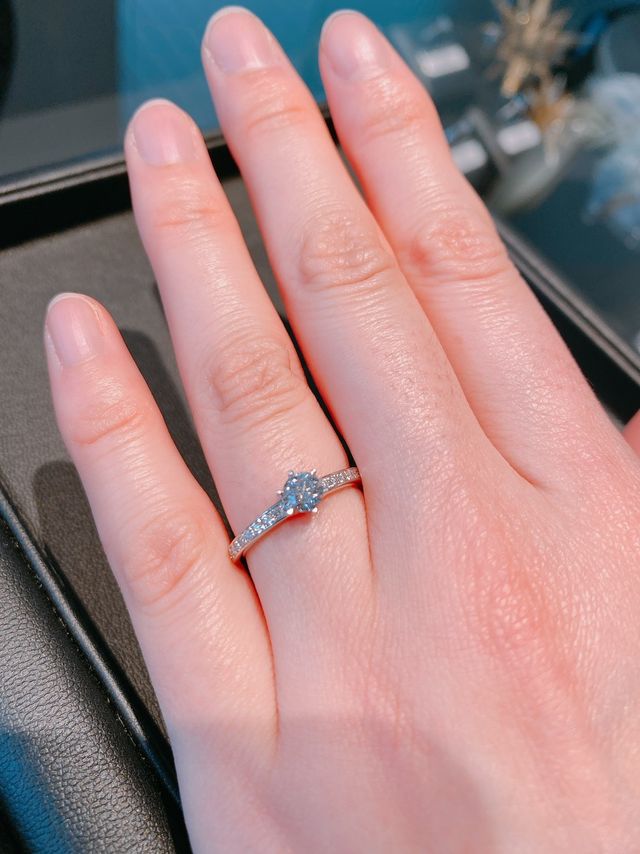 サンテュベール店頭限定ストレートライン　0.357カラット