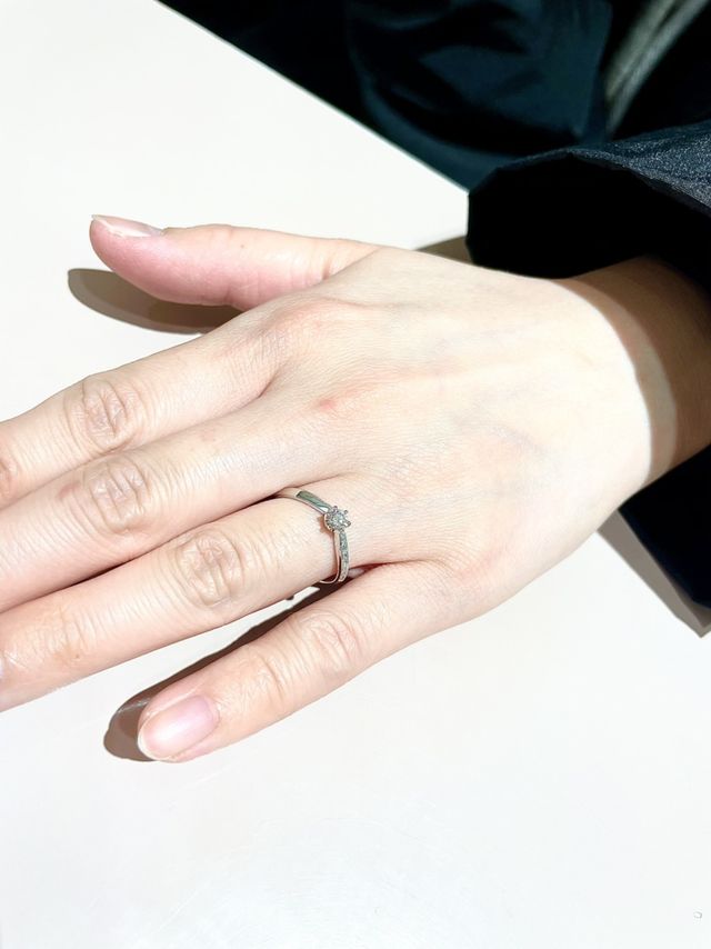 デザインがとても良くて、派手過ぎない特別な指輪だと感じました