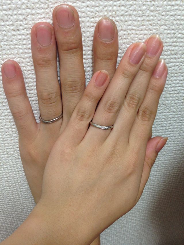 右が女性用です。ウエーブになっているので指にフィットします。