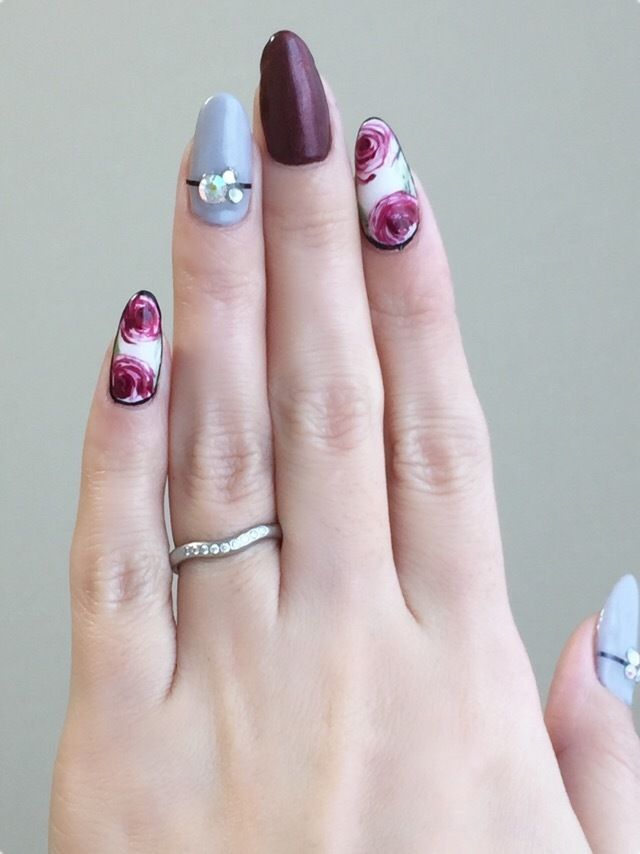 指輪のカーブによって指がすらっと見える効果があります。