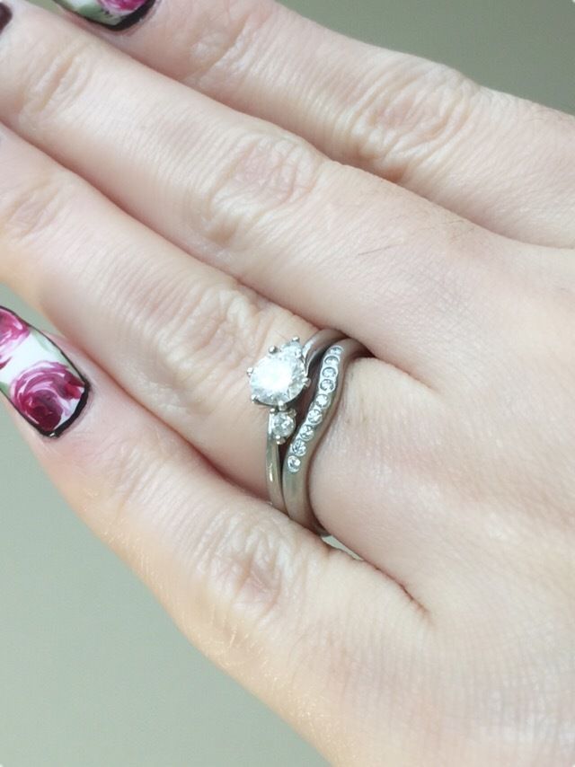 別で買った婚約指輪ですが、セットリングの様にフィットします。