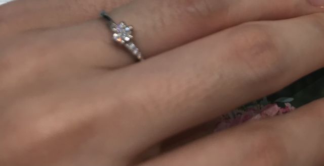 上品な輝きを放つ婚約指輪