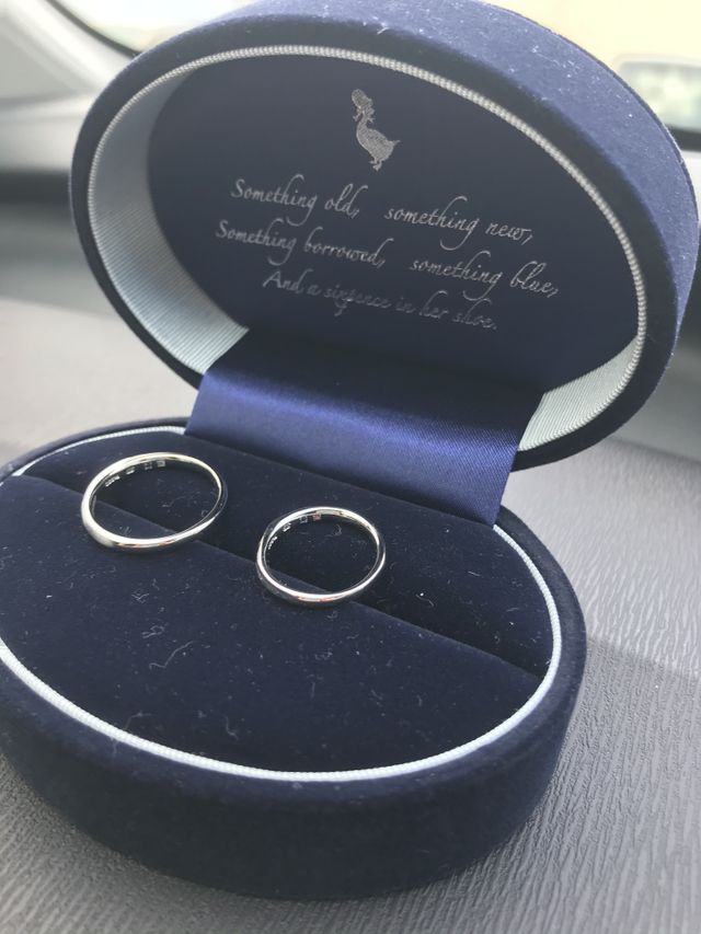 内側に自分と相手の誕生石を入れて頂きました