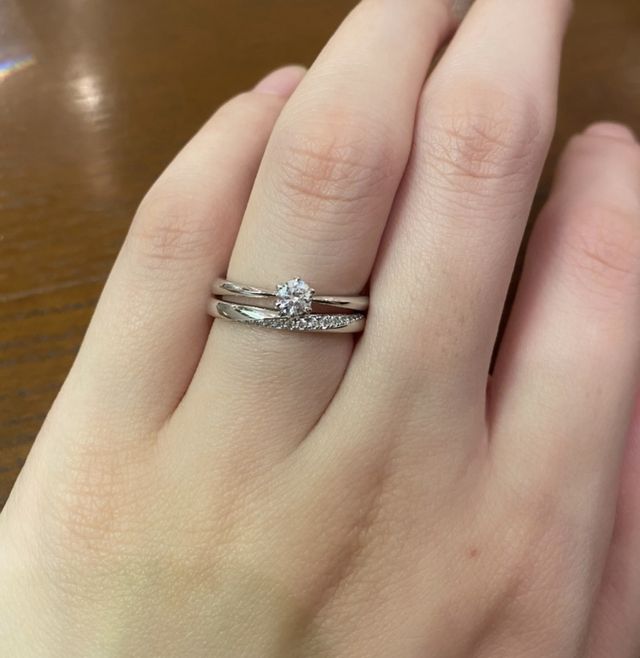 婚約指輪(上):リング部分が細くて華奢にみえる！