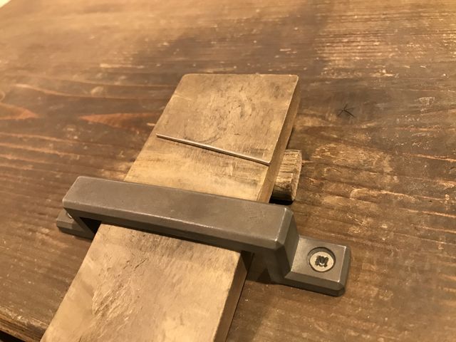 元の金属です。ここから一枚目の状態に自分たちで仕上げます