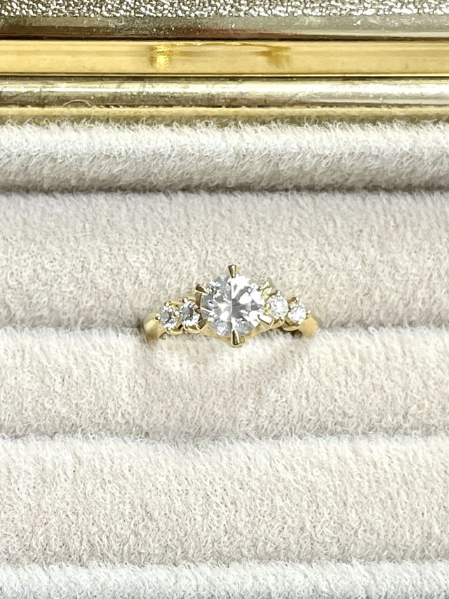 予算内で最も気に入ったダイヤを選ぶことができました。