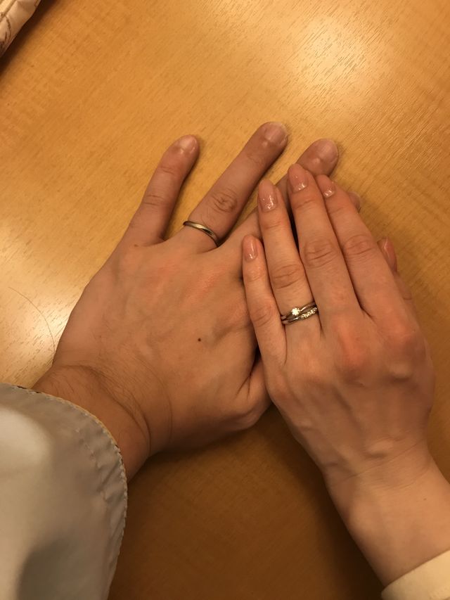 婚約指輪と一緒に撮ったものです！！