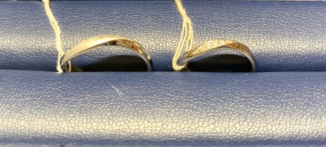 指輪は、ペアを選び、
男性の方のみ、つや消しを行いました。