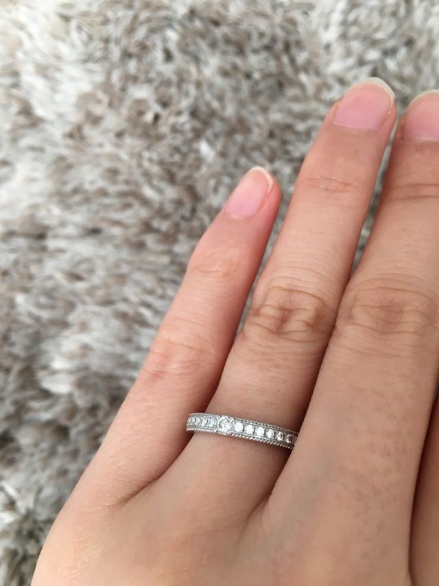 ハーフエタニティのリング。半分だけストーンがついてキレイ