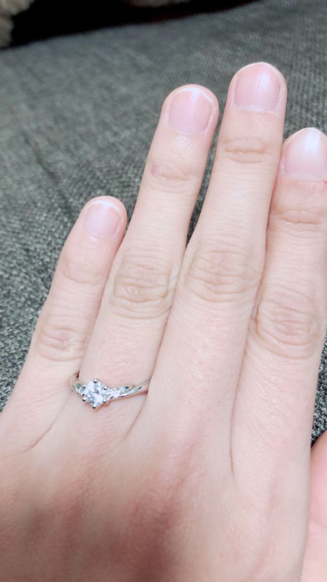 着用時に指が綺麗に見える形になっています。