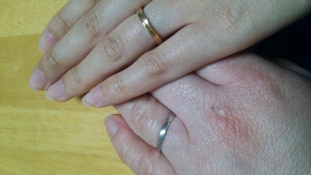 プラチナとピンクゴールド。それぞれデザインが異なります。