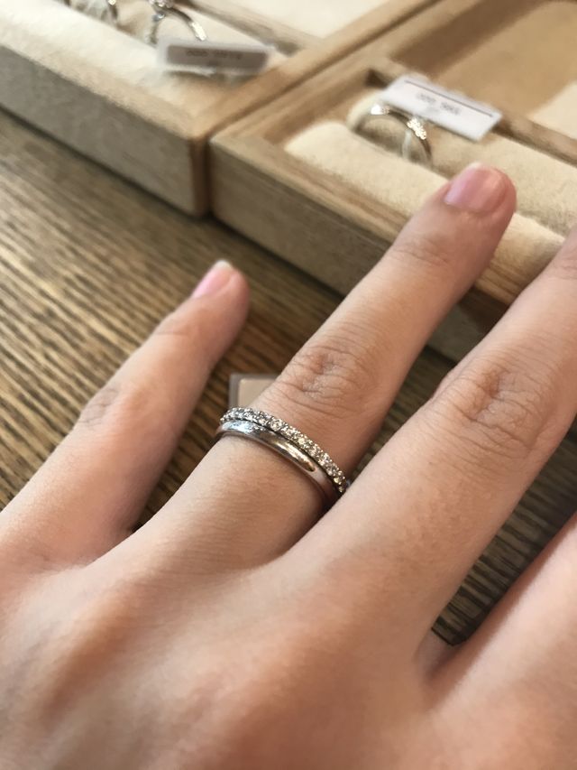 一石ダイヤモンドではないバージョンのエンゲージリング。