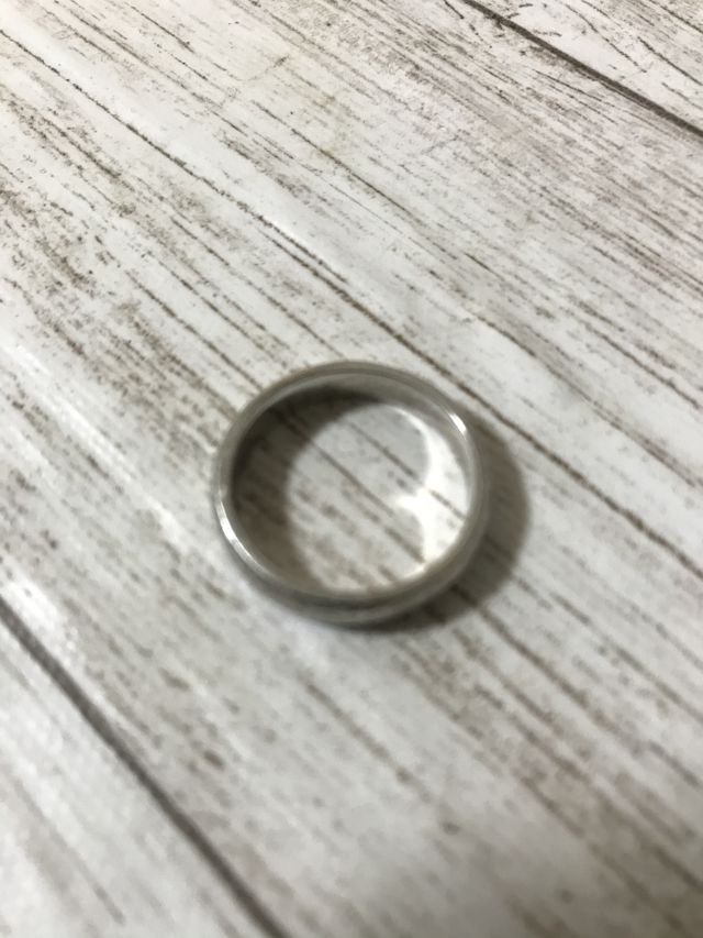 プラチナ製。ワックス型で成形した後に金づちで叩いて槌目に。