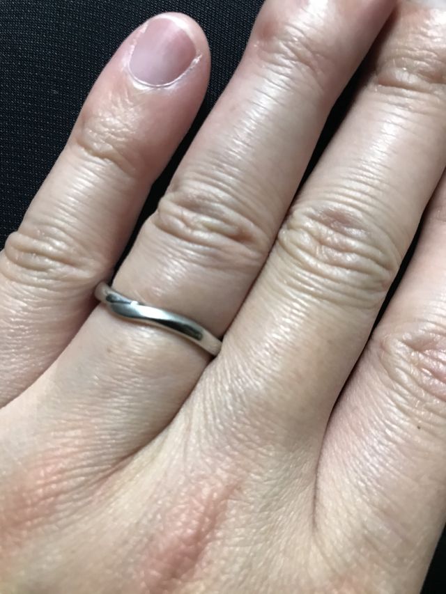 新郎着用時写真です。
30代前半で指短め太め関節太めです。