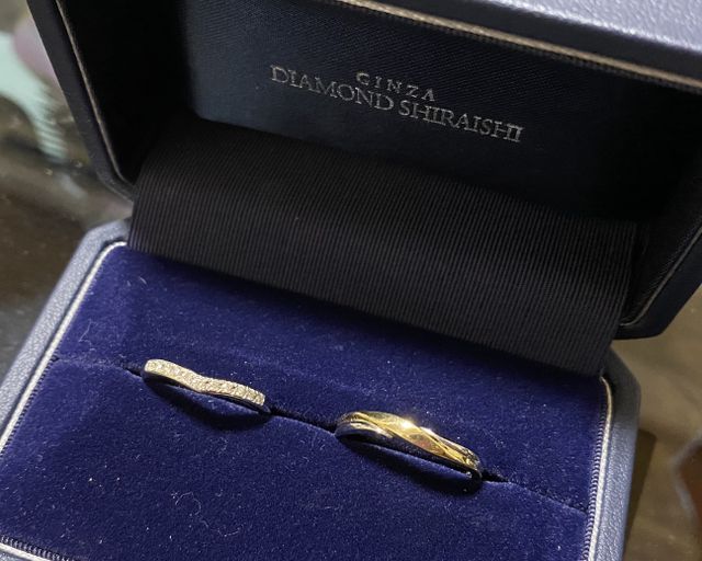 お互いに気に入ったデザインのものにしたためペアではない。