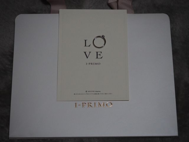 購入時に頂いたカードと指輪でLOVEの文字を作りました。