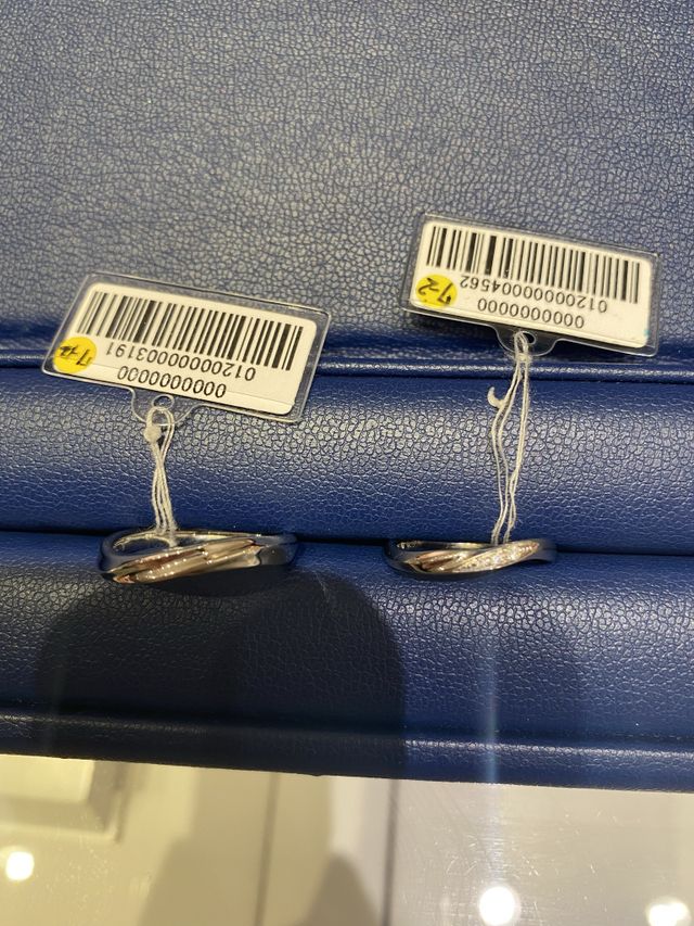 購入決定した指輪です。
キラリと光るデザインに惹かれました。