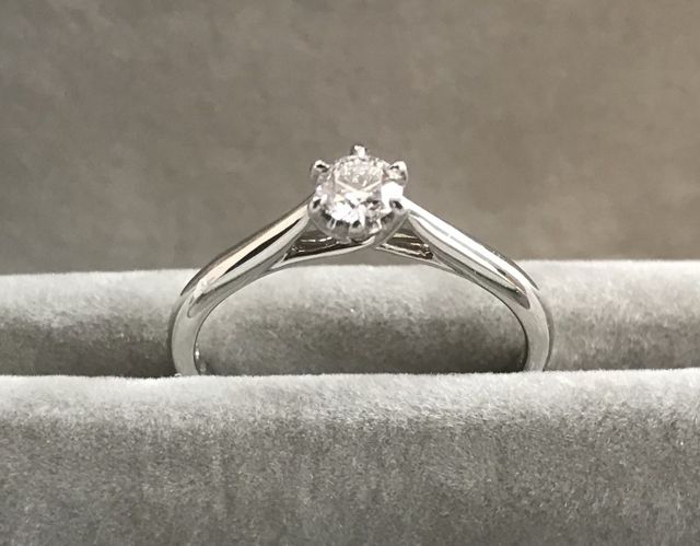 リングは二つの手が支え合うデザインになっています