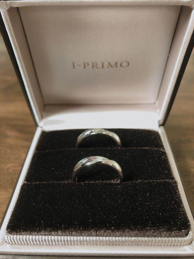 丸みがあって、１つだけダイヤあり。