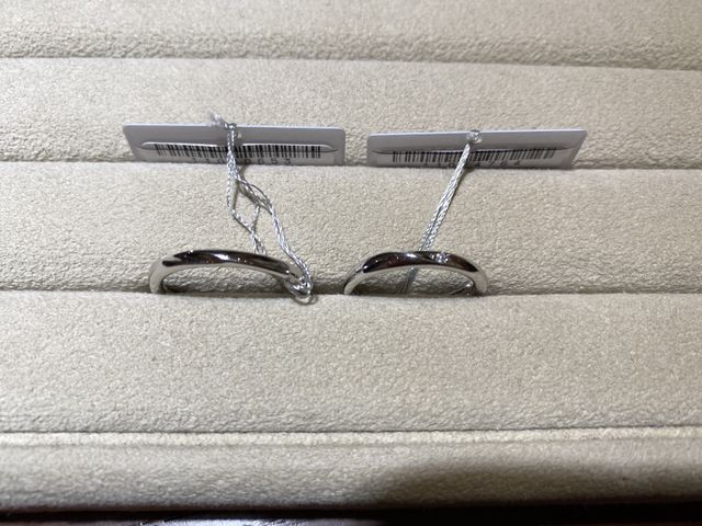 ストレートタイプにカーブの切れ込みとダイヤが入っています。