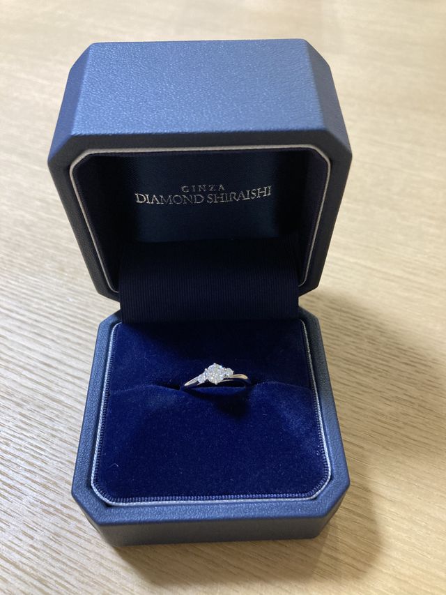 デザインは、シャイニングフローです。0.318カラット