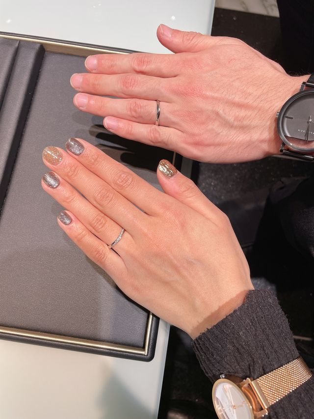 Vラインデザイン、リングとダイヤが斜めになっています。