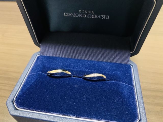 結婚指輪です。
婚約指輪をセットリングにしました。