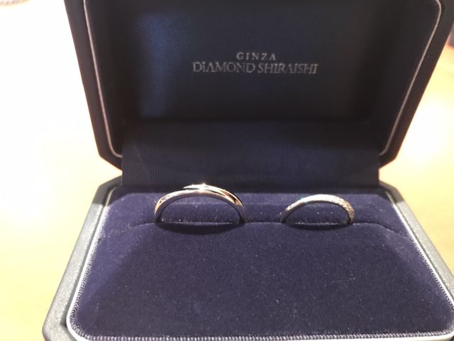 女性側は細いリング
男性側は太さがあるリング