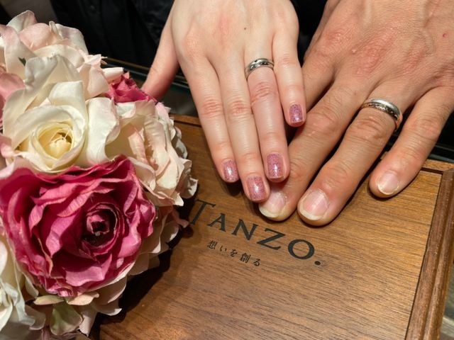 入籍指輪と結婚指輪両方装用して写真を撮影してもらいました。