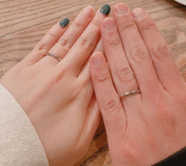 2人とも素材はプラチナ。内側に誕生石、イニシャル、入籍日。