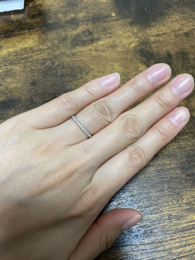 ダイヤモンドが沢山ついており細いタイプになります