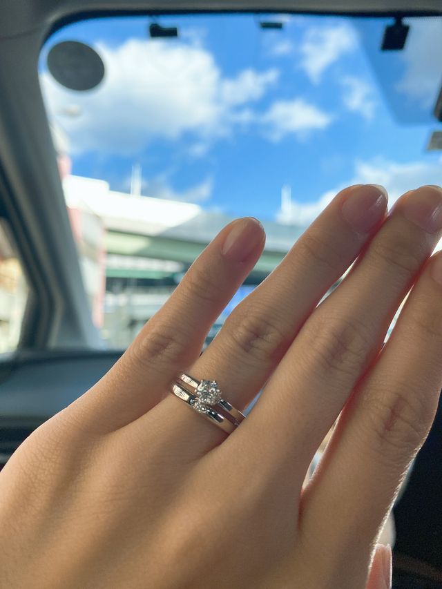 婚約指輪と結婚指輪を、重ね付けしたところを撮影いたしました。