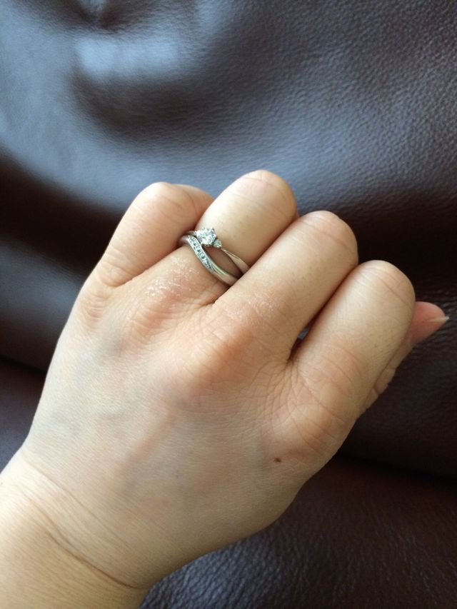 結婚指輪と重ね付けできるのも気に入っています。