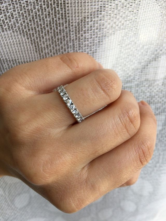 ダイヤを円周上に並べたエタニティタイプの婚約指輪です。