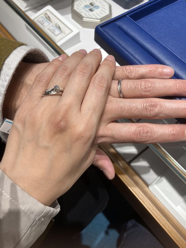 ウェーブラインが素敵です。
指もダイヤも綺麗に見えます。