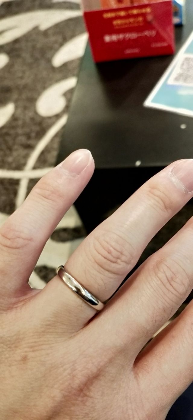 標準的な太さのプラチナのリングです。