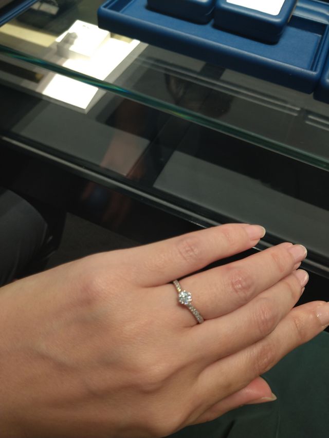 Vラインで真ん中に一粒ダイヤかあり周りにメレダイヤがある