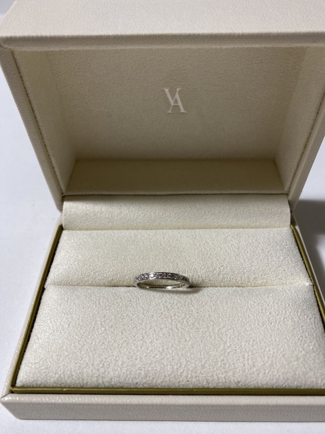 ハーフエタニティタイプの指輪です。