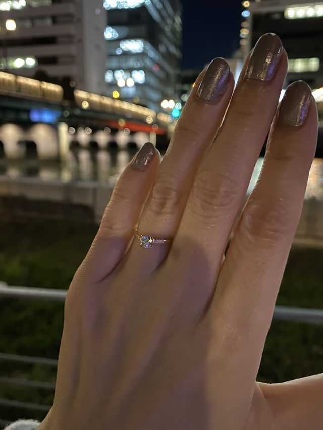 婚約指輪
イエローゴールドのメレが左右に3石ずつタイプです。