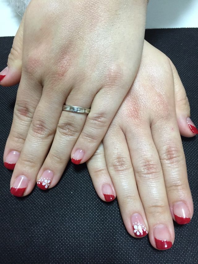 内側に誕生石を入れています。