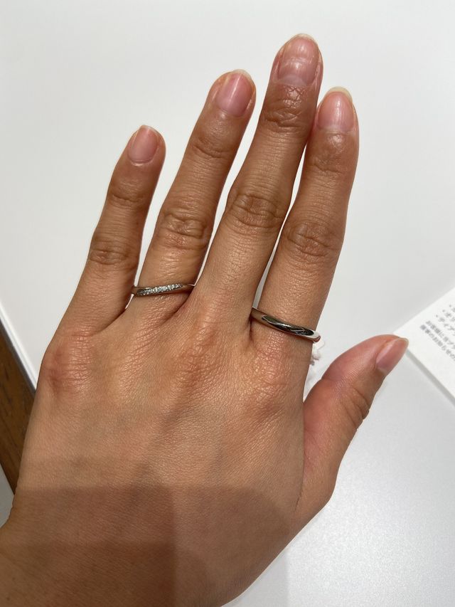 人差し指にはペアのメンズのものをつけてます。
