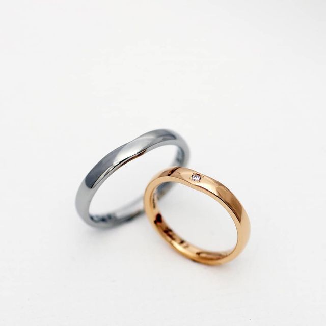 サージカルステンレスとピンクゴールドです。