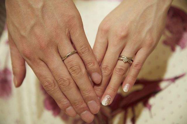 婚約指輪と重ねづけしたところ（少し位置がずれちゃってますが…